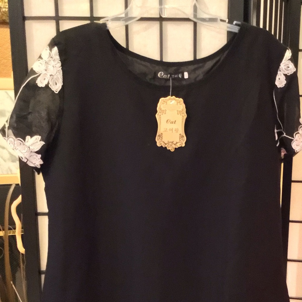 CAT SHORT BLACK DRESS WITH WHITE EMBROIDERY